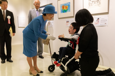 （受賞者（永田悠人さん）とお話される常陸宮妃殿下）