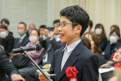 （お礼の言葉を述べる陳内遼樹さん）